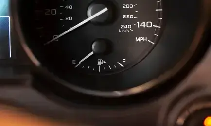 Opadająca wskazówka prędkościomierza podczas jazdy. Zdiagnozuj przyczynę