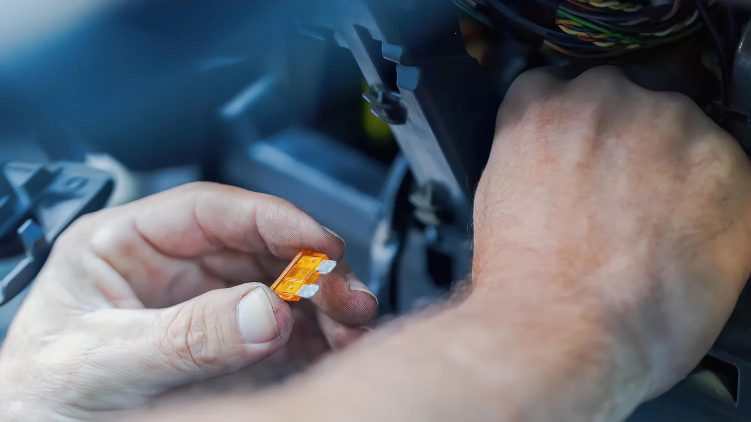 Jak odblokować elektryczny hamulec ręczny